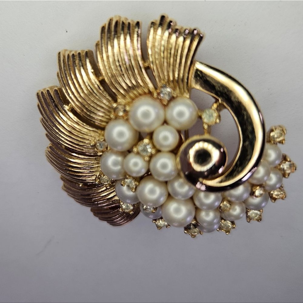 Vintage Signed Crown Trifari 1950s Alfred Philippe Faux Pearl Rhinestone Brooch - Picture 10 of 13
